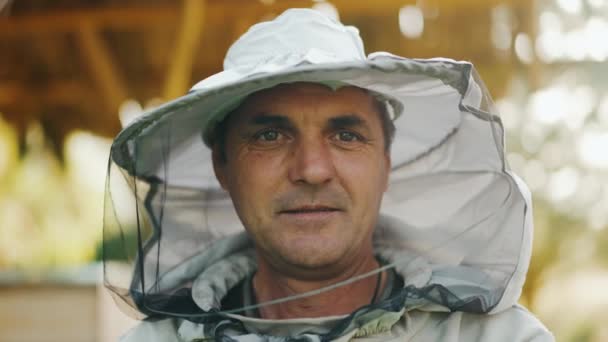 保護全体の養蜂家は 臨時のクローズアップに立っています 養蜂の概念 生態学的に純粋な蜂蜜 高品質4K映像 — ストック動画
