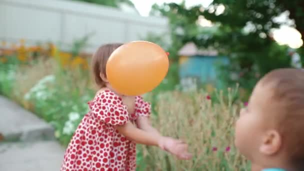 Enfants Heureux Jouent Avec Ballon Coloré Extérieur Pique Nique Dans — Video