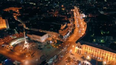 UKRAINE, Kyiv, Meydan Nezalezhnosti - 16 Temmuz 2020: Işıklarla aydınlanan büyük bir şehrin gece sokaklarında uçuş. Gece şehrin havadan görüntüsü. Yüksek kalite 4K görüntü.