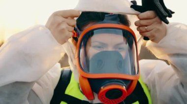 Kimyasal kirlilik kavramı, solunum cihazında çalışan bir kimyager koruyucu kıyafet giyiyor, zehirli maddelerle zehirlenmekten kaçınıyor. Yüksek kalite 4k görüntü