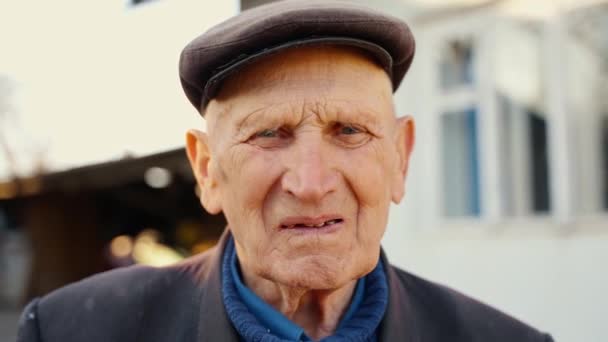 Πορτρέτο Ενός Γέρου Συναισθήματα Παππούς Καπέλο Που Κοιτάζει Λυπημένα Την — Αρχείο Βίντεο