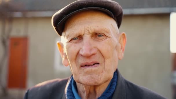 Retrato Anciano Muy Suspirante Con Gorra Cara Arrugada Anciano Mirando — Vídeo de stock