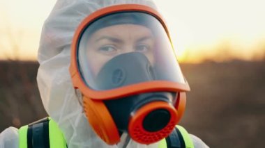 Kimyasal kirlilik kavramı, solunum cihazında çalışan bir kimyager koruyucu kıyafet giyiyor, zehirli maddelerle zehirlenmekten kaçınıyor. Yüksek kalite 4k görüntü