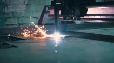 Yüksek hassasiyetli çelik parçaları üretimi. Odadaki metal kesme işleminin otomasyonu. Tehlikeli bir iş. Metal işleme için ütomatik bir iş. Yüksek kalite 4k görüntü