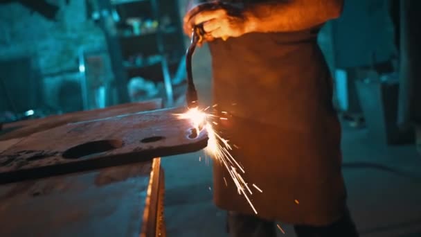 一名工厂工人用氧气燃料焊接手工切割钢材 火从燃烧器里冒了出来 融化了金属 火花在车间周围飞舞 高质量的4K镜头 — 图库视频影像