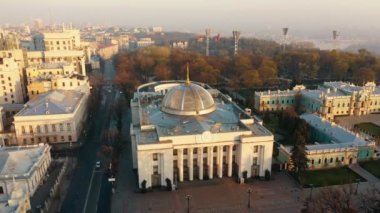 UKRAINE, KYIV, Verkhovna Rada - 16 Temmuz 2020: Ukrayna Yüksek Konseyi. Verkhovna Rada, Kyiv 'de neoklasik bir binada. Verkhovna Rada 'nın binasının kuş bakışı görüntüsü. Yüksek kalite 4k