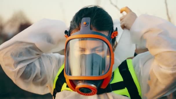 Farmer Overalls Respirator Spraying Fruit Trees Spring Agricultural Worker Protective — Stock Video
