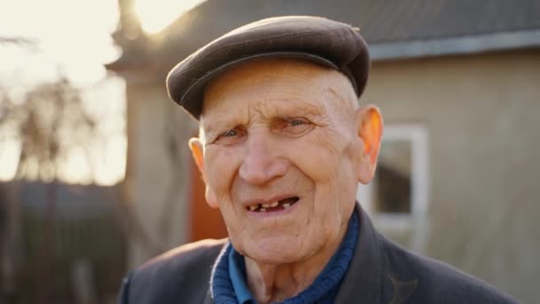 笑顔の祖父はレンズを見ています 高齢者の楽しそうな表情 感情を持つ老人の肖像画 高品質4K映像 — ストック動画