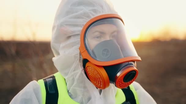 Γεωργός Προστατεύεται Από Φυτοφάρμακα Χημικά Αερολύματα Μετά Την Επεξεργασία Οπωροφόρων — Αρχείο Βίντεο