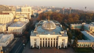 UKRAINE, KYIV, Verkhovna Rada - 16 Temmuz 2020: Ukrayna Yüksek Konseyi. Verkhovna Rada, Kyiv 'de neoklasik bir binada. Verkhovna Rada 'nın binasının kuş bakışı görüntüsü. Yüksek kalite 4k