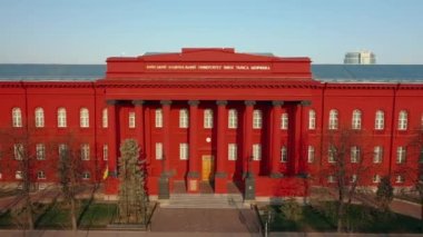 UKRAINE, KYIV, - 16 Temmuz 2020: Taras Shevchenko Ulusal Üniversitesi binasına yapılan kamera baskını. Bir İHA binanın kırmızı cephesini kuşbakışı gördü. Yüksek kalite 4k görüntü