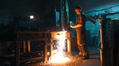 Metali oksi yakıtlı meşaleyle kesme tekniği. Metal kesme işlemi. Metal işçiliği. Metal ürünleri kesmek için bir dükkan. Yüksek kalite 4k görüntü