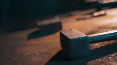 Profesyonel erkek çilingir, bir metel kesim atölyesinde oksi yakıtı meşalesi yakıyor. Metal çalışıyor. Yuvarlanmış metal. Yüksek kalite 4k görüntü