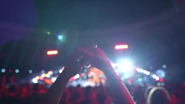 Silhouette Des Mains Fan Danse Applaudissements Devant Une Grande Scène — Video