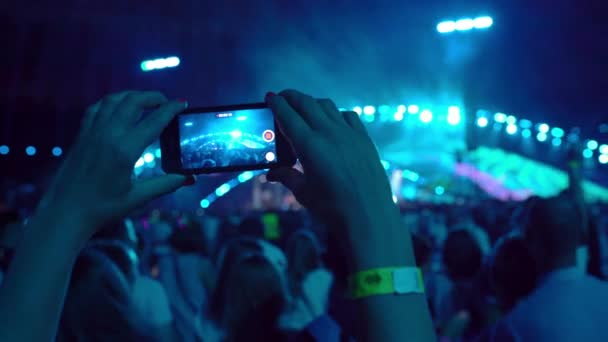 Fani Tańczą Kręcą Film Koncertu Smartfonach Dużo Smartfonów Koncepcja Muzyki — Wideo stockowe