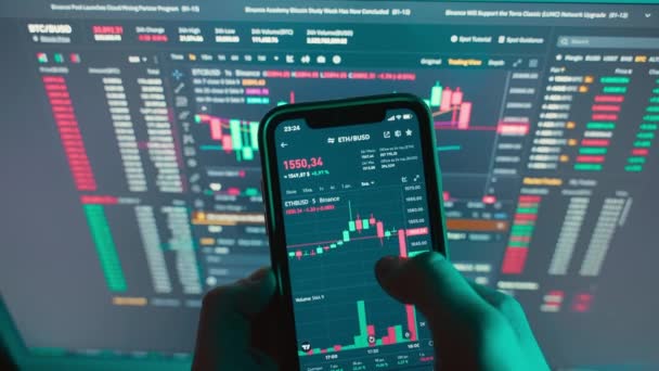 Cryptocurrency Charts Mobile Phone Computer Monitor Unusual Lighting Falls Hands — Vídeo de Stock