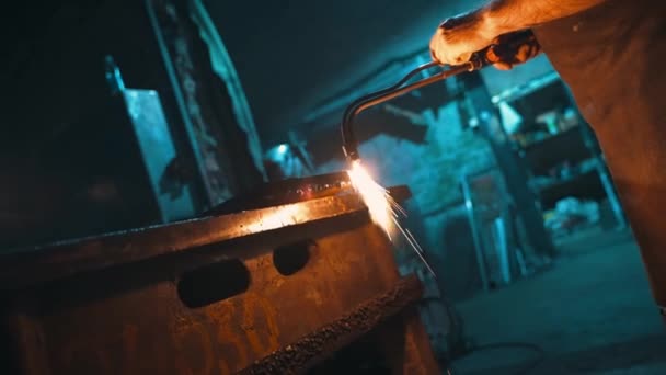 Flame Cutting Metal Cutting Metal Gas Cutter Employee Cuts Metal — Stockvideo