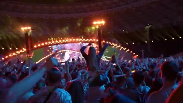 Spotlámpák Fények Színpadon Egy Zenei Show Alatt Rajongók Sokasága Táncol — Stock videók