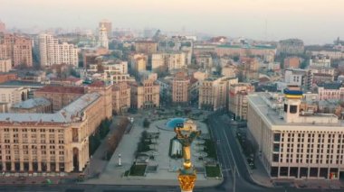 UKRAINE, Kyiv, Meydan Nezalezhnosti - 16 Temmuz 2020: Kuş bakışı Kyiv. Şehir binalarının, sokakların ve meydanın havadan görünüşü. Ünlü turist mekanları. Yüksek kalite 4k görüntü