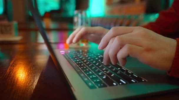 Male Hands Typing Laptop Keyboard Close Fingers Pressing Keys Laptop — стоковое видео