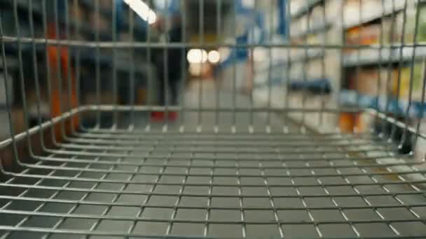Časová Prodleva Koše Pohybujícího Mezi Různými Uličkami Úseky Velkém Supermarketu — Stock video
