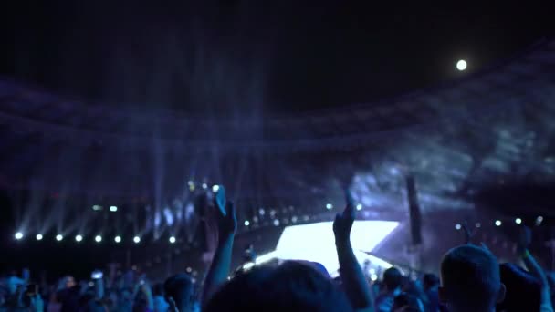 Tłum Fanów Tańczy Bije Brawo Światła Scenie Muzycznej Światło Koncertowe — Wideo stockowe