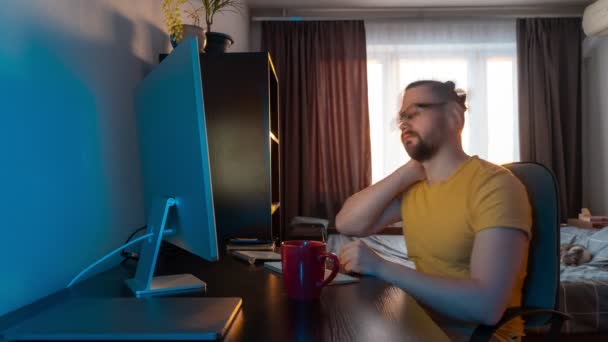 Young Man Works While Sitting Computer Home Drinking Drink Cup — Vídeo de stock