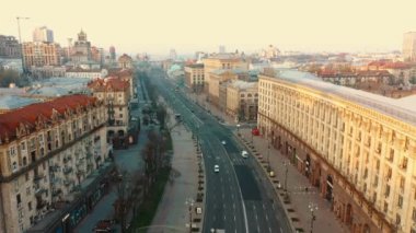 UKRAINE, Kyiv, Khreshchatyk - 16 Temmuz 2020: Ukrayna 'nın ana caddesinin kuş bakışı görüntüsü. Ünlü turist mekanı. 4k biçiminde yüksek kaliteli atış