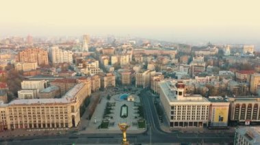 UKRAINE, Kyiv, Meydan Nezalezhnosti - 16 Temmuz 2020: Meydan Nezalezhnosti 'nin kuş bakışı görüntüsü. Meydan 'ın merkezindeki Stella' nın üzerindeki Prolyot kamerası. Kyiv, Ukrayna 'da bir şehirdir.