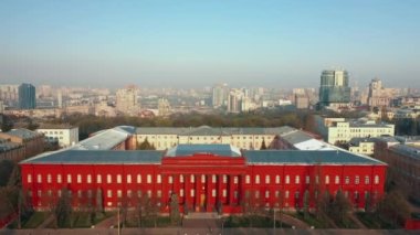 UKRAINE, KYIV, - 16 Temmuz 2020: Taras Shevchenko Ulusal Üniversitesi binasına yapılan kamera baskını. Bir İHA binanın kırmızı cephesini kuşbakışı gördü. Yüksek kalite 4k görüntü