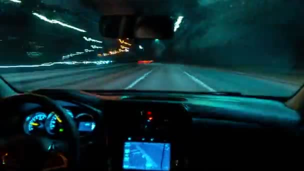 夜市内の移動車のフロントガラスの時間経過インテリアビュー 高速での照明付きの未舗装の道路 現代都市高速リズムの概念 高品質4K映像 — ストック動画