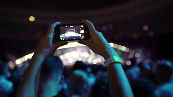 Tłum Ludzi Tańczących Podnoszących Ręce Koncercie Jasne Kolorowe Oświetlenie Sceny — Wideo stockowe