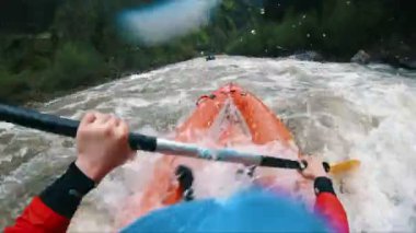 Baharda dağ nehrinde rafting yapan bir adam. Aşırı profesyonel su sporu. Boş zaman. Yüksek kalite 4k görüntü