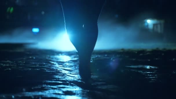 在雨后穿过大雾的小径上 脚踏着黑色靴子走着的特写镜头 一个人走在黑暗的街道上的后视镜 神秘的观点 高质量的4K镜头 — 图库视频影像
