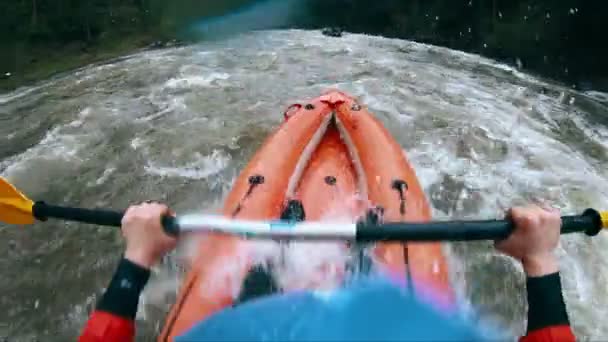 Kayakiste Nage Maintient Habilement Kayak Flot Malgré Les Rapides Escarpés — Video