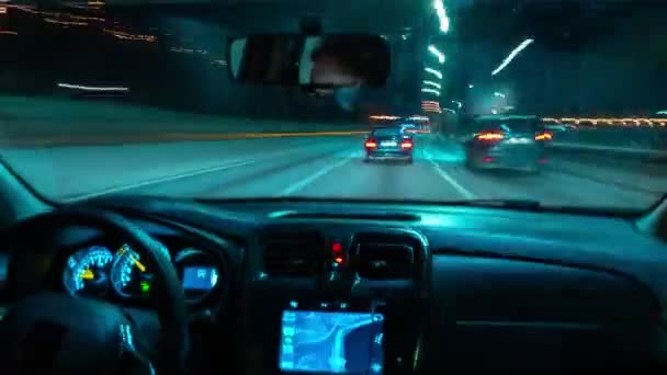 夜市一辆行驶中的汽车的挡风玻璃的时间间隔 道路混浊 车灯高速 现代城市快速节奏概念 高质量的4K镜头 — 图库视频影像