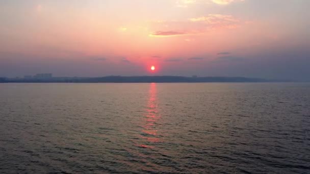 Zachód Słońca Nad Jeziorem Czerwone Słońce Zachodzi Miastem Wzgórzu Sylwetka — Wideo stockowe