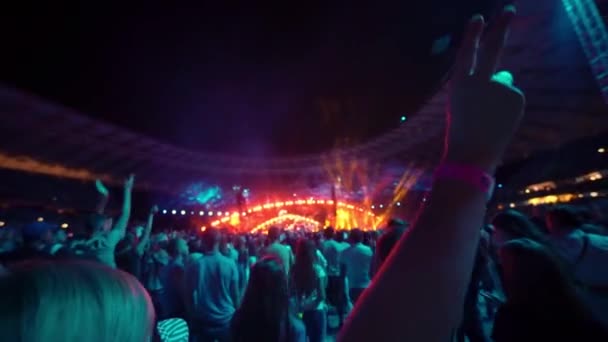 Rajongók Sokasága Táncol Tapsol Fénysugarak Zenei Színpadon Koncertfény Fényhatások Koncert — Stock videók