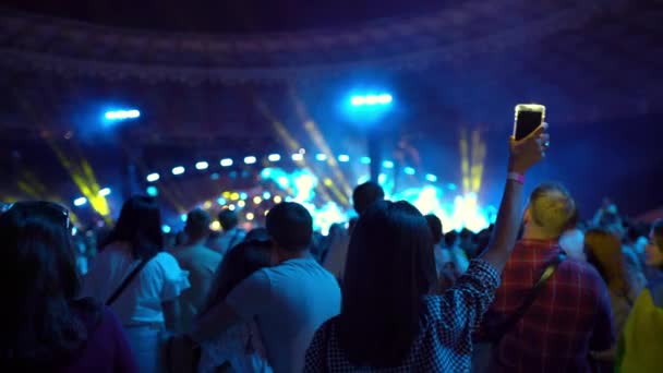 People Waving Hands Smartphones Flashlight Live Music Concert Happy People — ストック動画