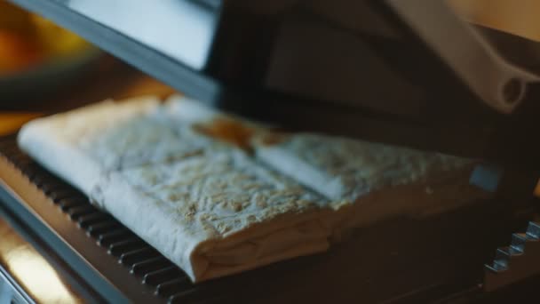 Una Donna Apre Una Griglia Elettrica Che Cucina Lavash Shawarma — Video Stock