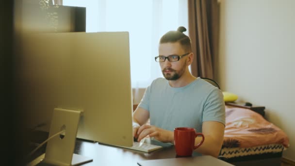 Homem Adulto Jovem Trabalhando Casa Usando Computador Desktop Trabalho Partir — Vídeo de Stock