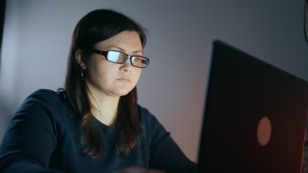 Νεαρή Εργασιομανής Γυναίκα Γυαλιά Εργάζεται Online Αργά Βράδυ Ένα Φορητό — Αρχείο Βίντεο
