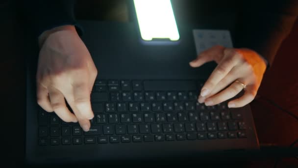 Aproape Mâinile Femeilor Care Lucrează Acasă Laptop Iluminat Galben Temele — Videoclip de stoc