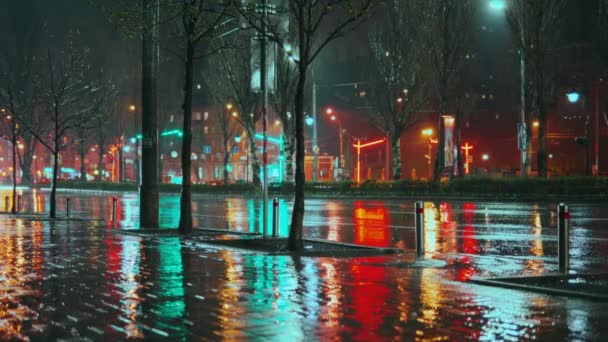 Refleksi Lampu Kota Dalam Genangan Air Trotoar Basah Jalan Kota — Stok Video