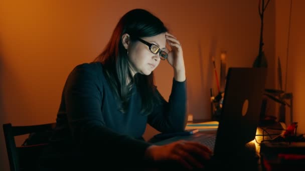 Συγκεντρωμένος Ελεύθερος Επαγγελματίας Γυναίκα Γυαλιά Κοιτάζει Οθόνη Υπολογιστή Λειτουργεί Αποστάσεως — Αρχείο Βίντεο