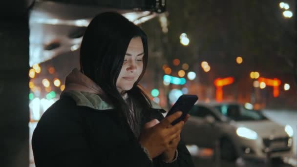 Portret Dziewczyny Stojącej Ulicy Nowoczesnego Miasta Światłami Neonowymi Nocy Pada — Wideo stockowe