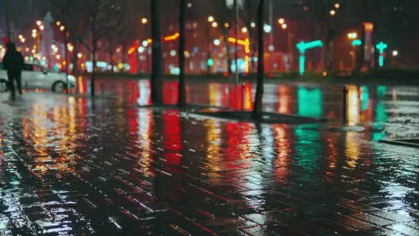 Landskap Nattstaden Regnet Flyttar Vit Bil Gatan Regnig Stad Natten — Stockvideo