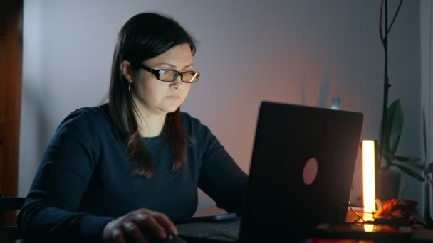Συγκεντρωμένος Ελεύθερος Επαγγελματίας Γυναίκα Γυαλιά Κοιτάζει Οθόνη Υπολογιστή Λειτουργεί Αποστάσεως — Αρχείο Βίντεο