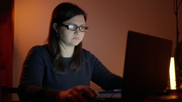 Μια Νεαρή Ανεξάρτητη Γυναίκα Που Χρησιμοποιεί Έναν Υπολογιστή Μαθαίνει Εργάζεται — Αρχείο Βίντεο