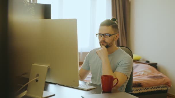 Συγκεντρωμένος Ελεύθερος Επαγγελματίας Γυαλιά Κοιτάζει Οθόνη Υπολογιστή Εργάζεται Αποστάσεως Στο — Αρχείο Βίντεο